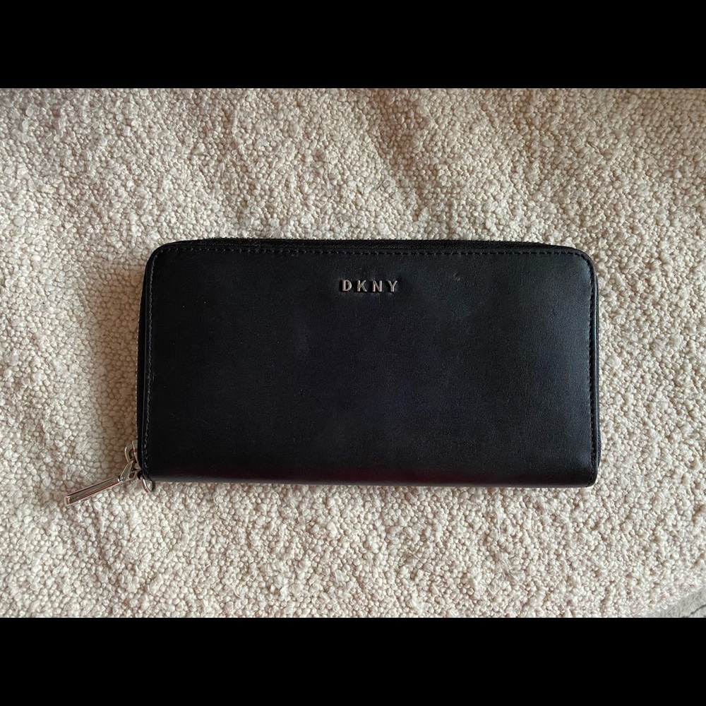 DKNY
Zip-around Long Leather Wallet